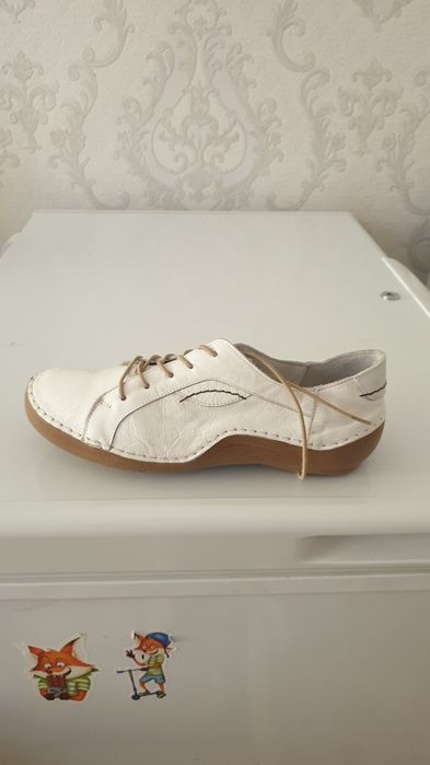 Женские кроссовки