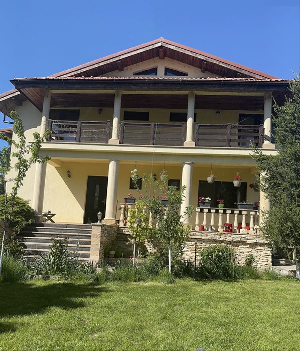 Inchiriez vila in Mineri