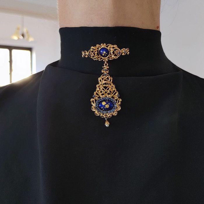 brosa antique, aur 18k, safire si email, certif.