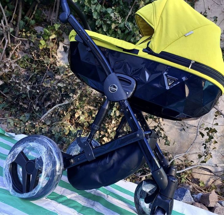 Коляска деткая с люлькой