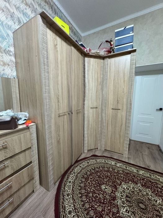 Мебель и шкафчик с зеркалом