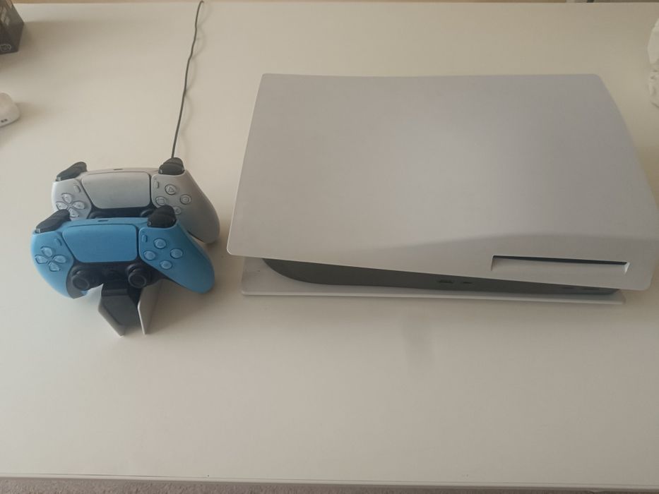 PlayStation 5 Disc Edition + 2 Manete + Stație de Încărcare