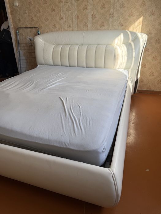 Продам 2х спальную кровать