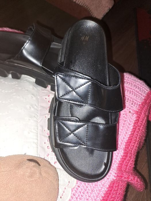 Продавам Дамски черни чехли на платформа H&M!