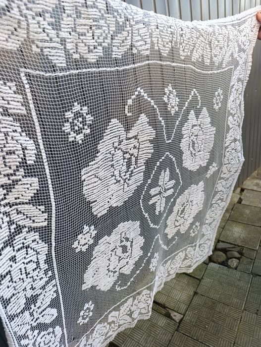 Vând față de masă vintage lucrată manual din fileuri