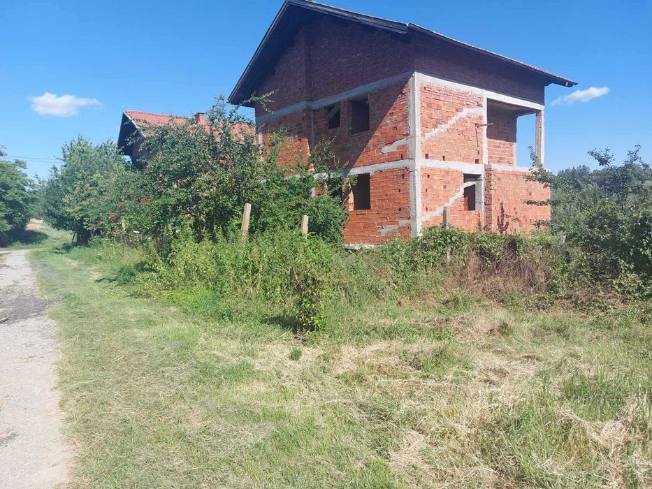 Самостоятелна къща на 2 етажа с таванско и сутерен Кюстендил с.Згурово