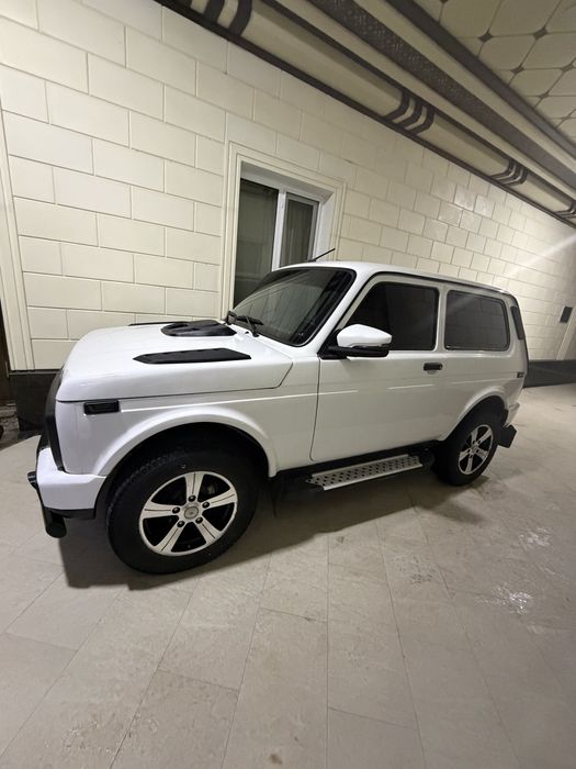 Niva 21214 4x4 sotiladi.