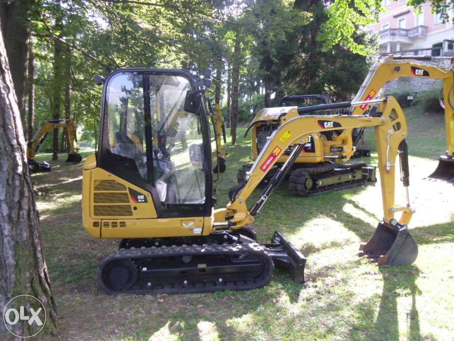 Miniexcavator cu picon de închiriat