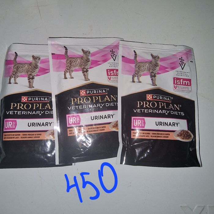 Продам корм для кошек. 450 за штуку.