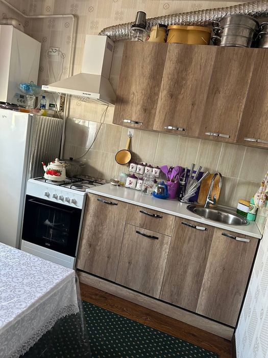 Dom sotiladi 6 etj 2 xona barcha mebel texniklari bilan yolni boyida