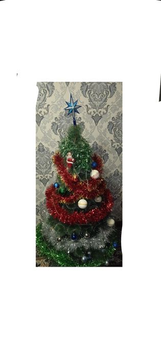 Yangi yil archasi oʻyinchoqlari bilan