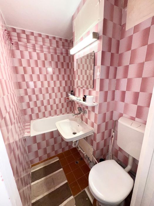 Închiriez apartament cu 2 camere semidecomandate