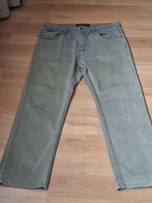 De vânzare pantaloni și tricou de bărbați in stare bună.