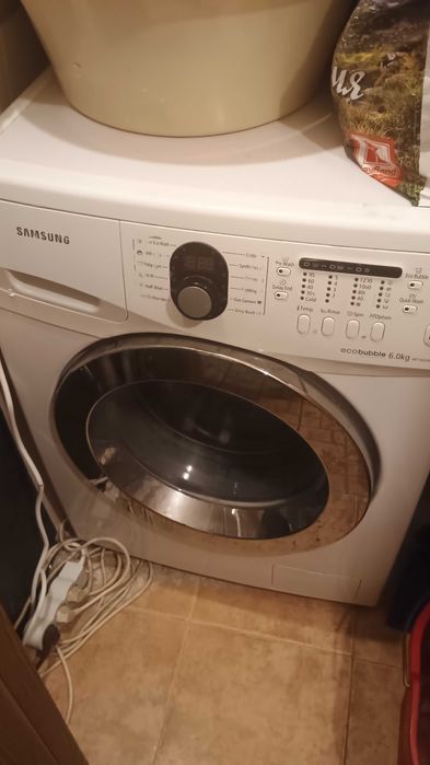 Продавам работеща пералня САМСУНГ с еко бабъл.