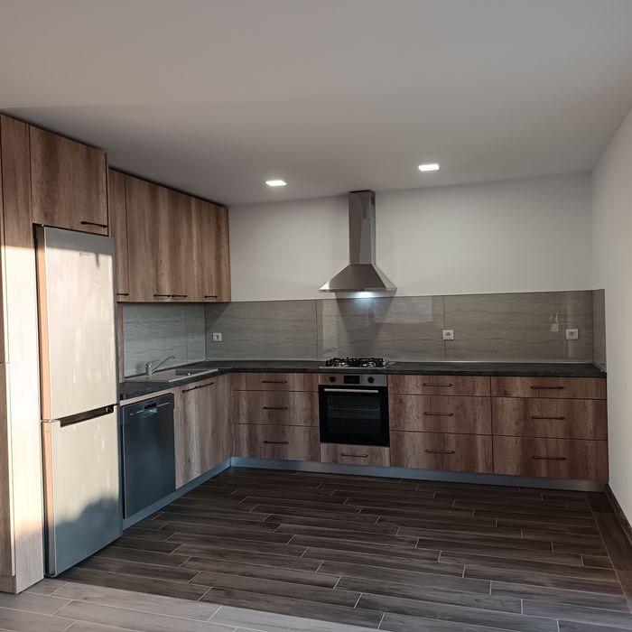 Închiriez apartament cu 3 camere la casa