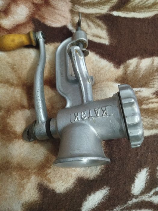 Продается ручная мясорубка.