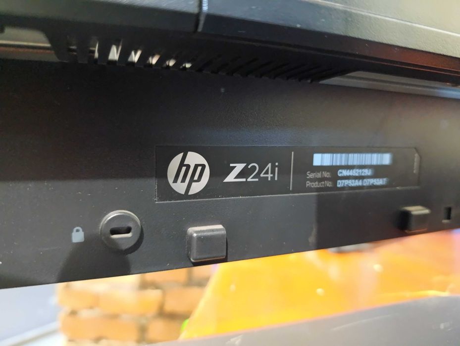 Професионален монитор HP Z24i