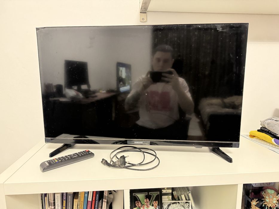 Vand televizor samsung UE32T4002AK cu display spart pentru piese
