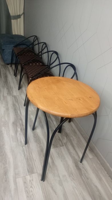 Стулья и столик.