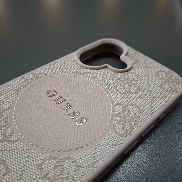 Кейс GUESS за iPhone 16 розов кожен гръб с  MagSafe магнитно зареждане