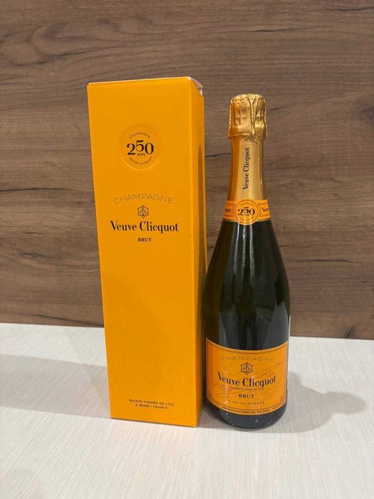 Шампанское Veuve Clicquot Brut (Вдова Клико) 0,75 л