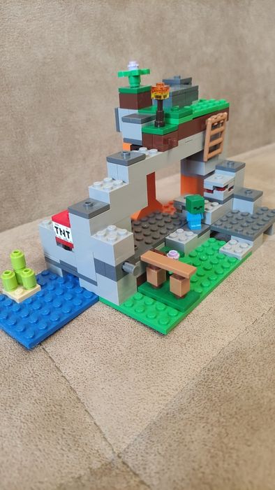 LEGO Minecraft - Пещера със зомбита 21141 и Битка в Ада 21139