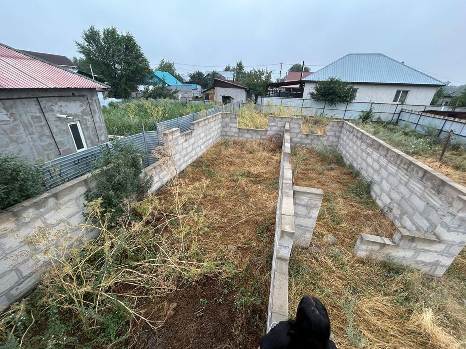 Продам участок с недостроенным домом