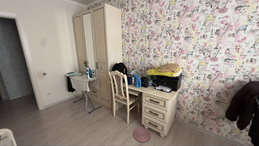 Шкаф, стол, кровать