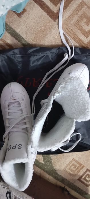 Продам фигурные коньки 38 размер