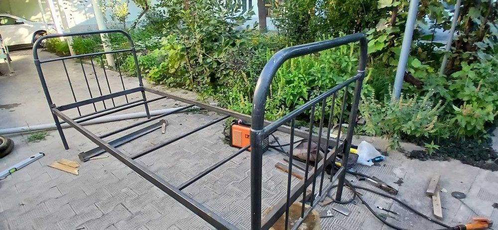 Продаю металлический кровать с  матрасом