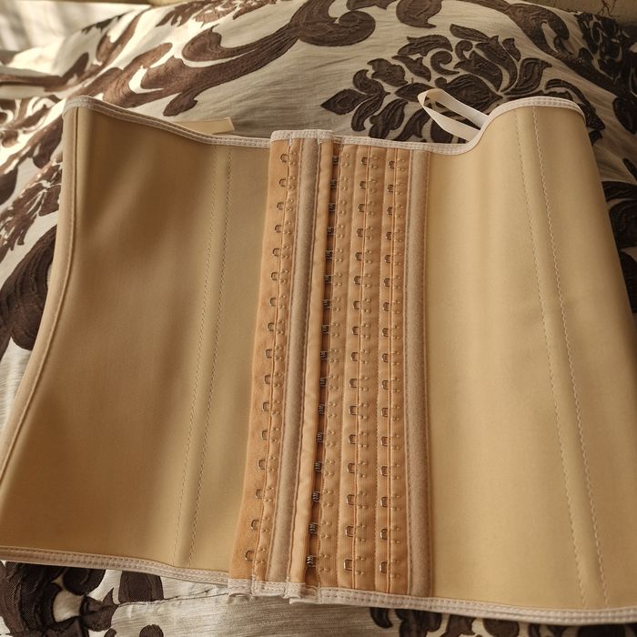 Продам утягивающий корсет.