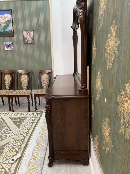 Классический сервант для посуды с зеркалом
