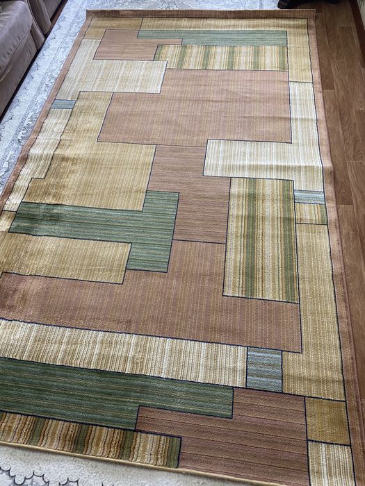 Красивый новый ковер