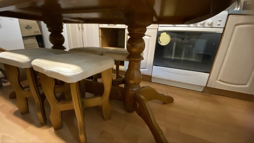 Обеденный деревянный стол