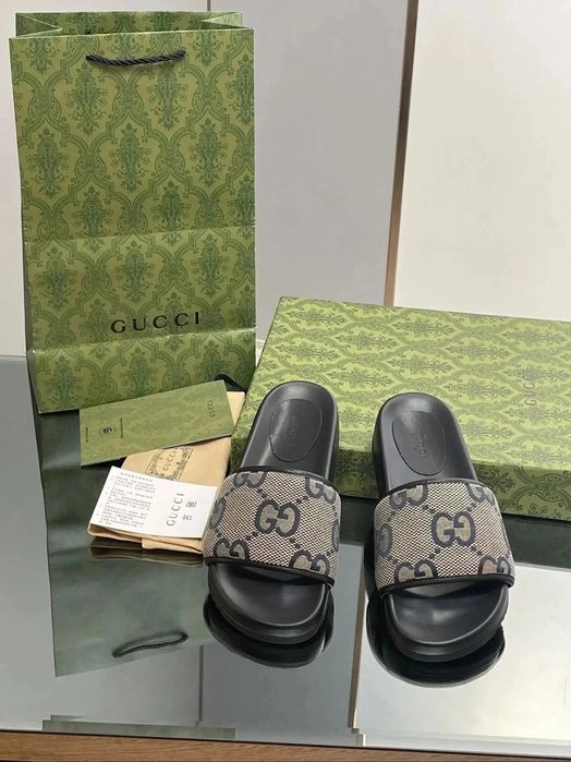 Papuci Gucci.