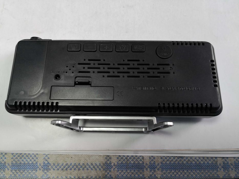 Ceas digital de birou cu proiectie pe tavan