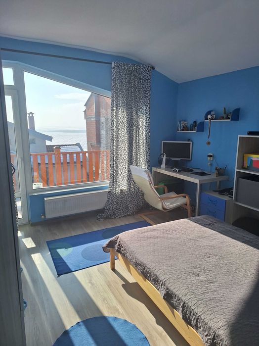 Двуетажна къща с озеленен двор