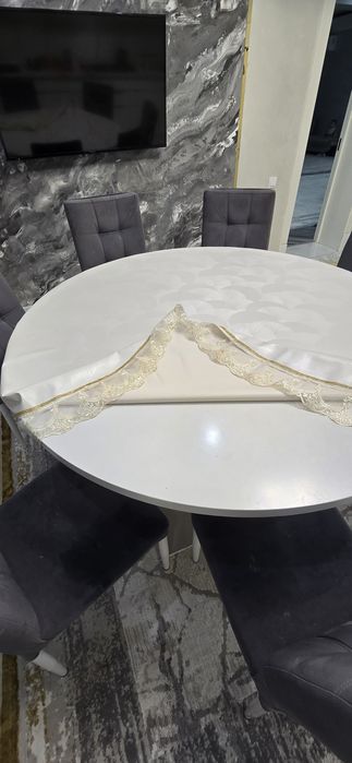 Стол и стулья в комплекте