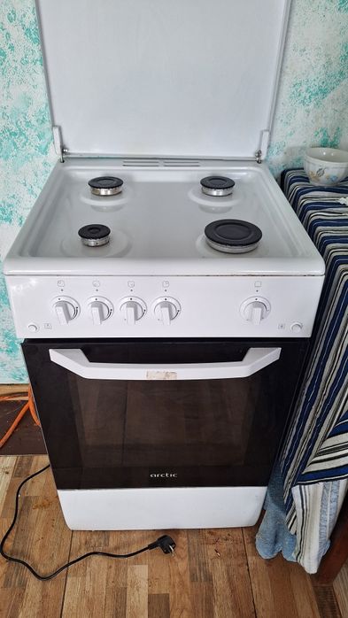 Aragaz cu cuptor Arctic AGM550F