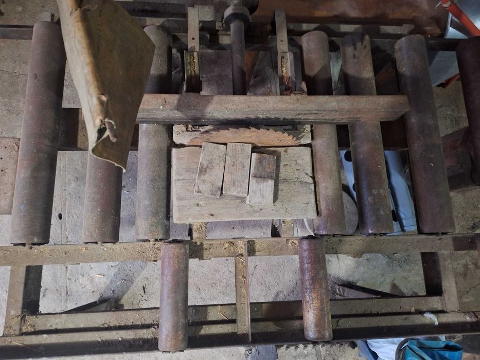 Masă circular fasonat material lemnos cu 2 rânduri role