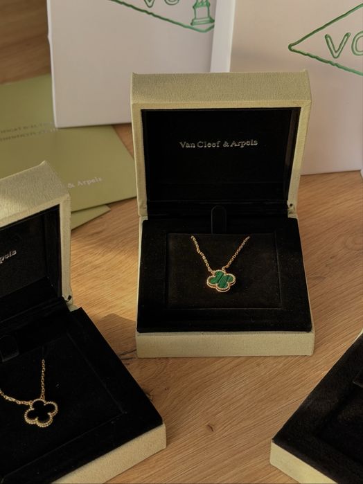 Колието и обеците Van Cleef