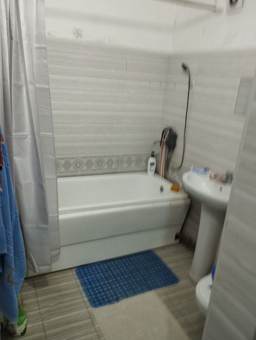 Продается 3-х комнатная квартира возле автомобильного рынка Андижана
+