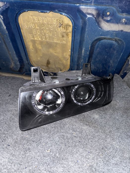 Фары BMW E36 почти новые.