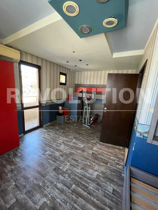 Четиристаен апартамент в м-т Траката/ Две паркоместа в цената!!!