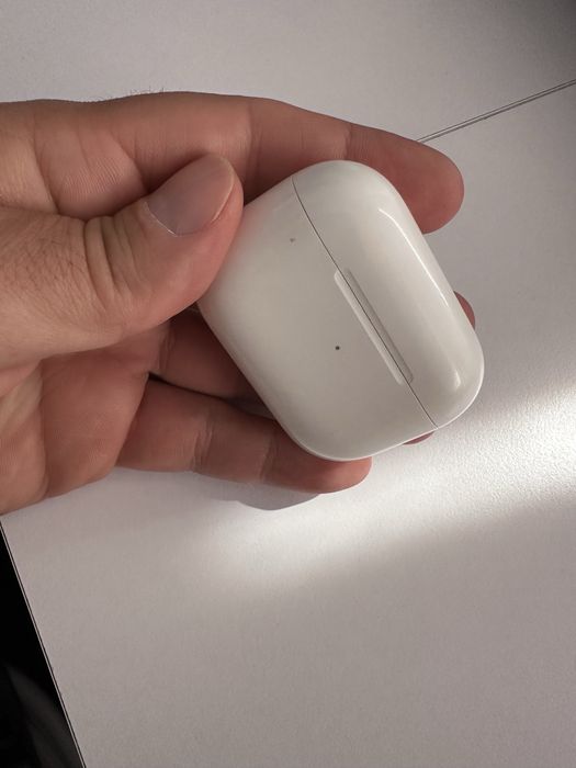 Vand airpods pro v1 cu o casca defecta