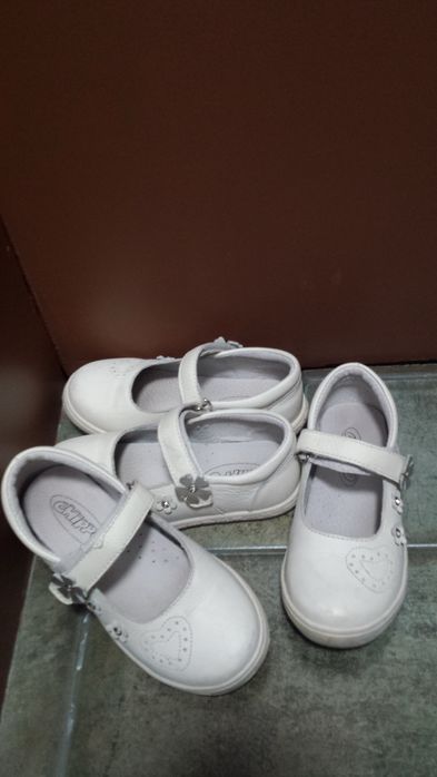 Бели обувки от естествена кожа