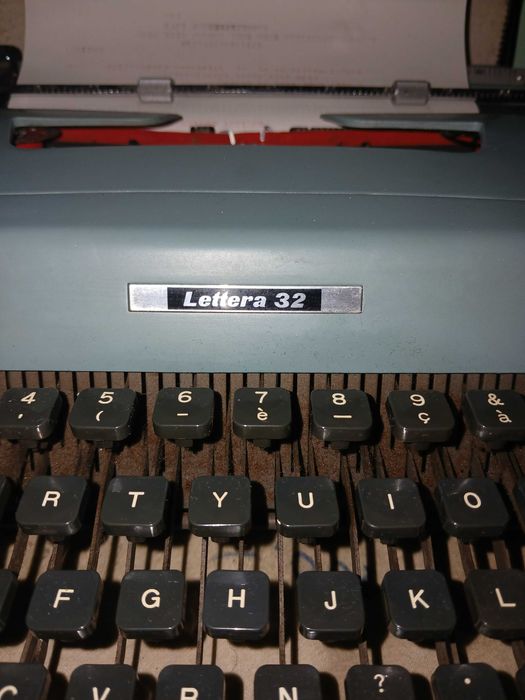 Италианска пишеща машина Olivetti Lettera 32