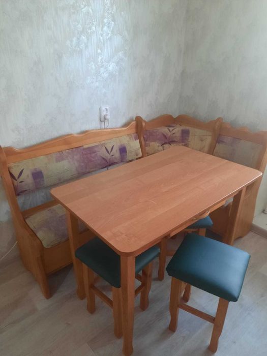 Продам обеденную зону (стол , диван и табуретки)