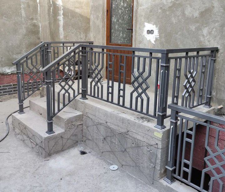 Перила из метала, нержавейки и стекла