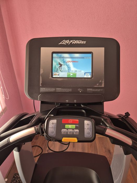 Професионална бягаща пътека Life Fitness 95T